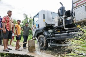 Gubernur Sumut memantau langsung pengadaan air bersih untuk masyarakat terdampak banjir dan longsor di Tapanuli Tengah. Foto : IST