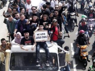 Ahmad Dhani bersama keluarga dan pendukungnya usai bebas dari LP Cipinang. (foto detiknews.com)