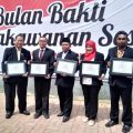 Badriyah (jilbab merah) usai menerima LKS Teladan 2019.