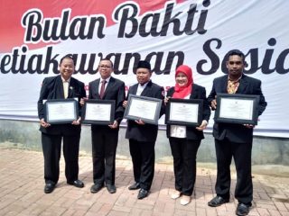 Badriyah (jilbab merah) usai menerima LKS Teladan 2019.