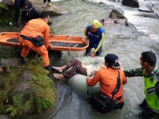 Aparat keamanan dan juga Basarnas sedang mengevakuasi korban kecelakaan Bus Sriwijaya.