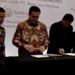 Chairman Propertindo, Adi Ming S bersam Presiden Direktur PT Kani Jaya Sentosa, Yamitema T Laoly menandatangani kerjasama pembangunan Sam City di Hotel Santika Premiere Dyandra Medan, Kamis (19/12/2019).