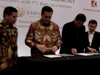 Chairman Propertindo, Adi Ming S bersam Presiden Direktur PT Kani Jaya Sentosa, Yamitema T Laoly menandatangani kerjasama pembangunan Sam City di Hotel Santika Premiere Dyandra Medan, Kamis (19/12/2019).