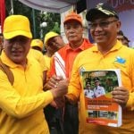 Gubsu Edy Rahmayadi menyerahkan buku cetak biru dan rencana aksi penanggulangan banjir Kota Medan dan sekitar 2019-2022 kepada Plt Walikota Medan, Akhyar Nasution.