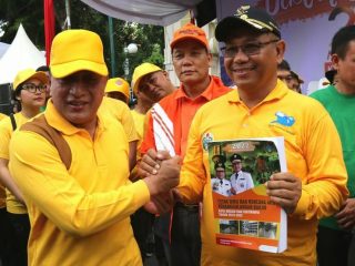 Gubsu Edy Rahmayadi menyerahkan buku cetak biru dan rencana aksi penanggulangan banjir Kota Medan dan sekitar 2019-2022 kepada Plt Walikota Medan, Akhyar Nasution.