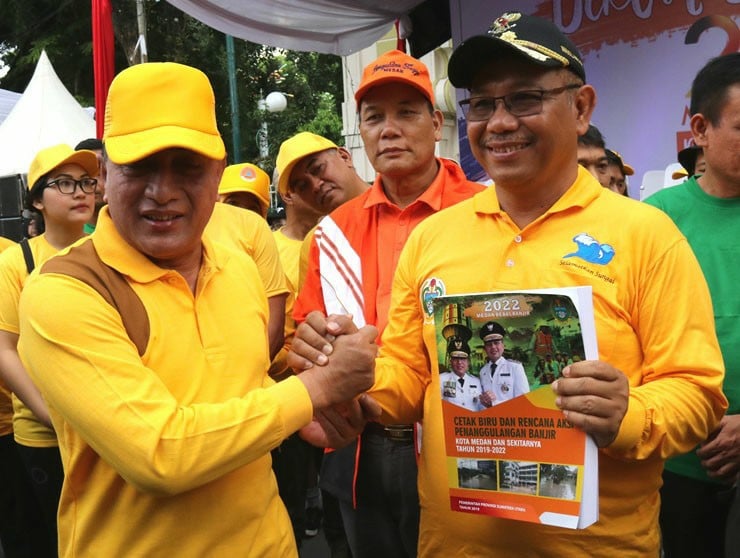 Gubsu Edy Rahmayadi menyerahkan buku cetak biru dan rencana aksi penanggulangan banjir Kota Medan dan sekitar 2019-2022 kepada Plt Walikota Medan, Akhyar Nasution.