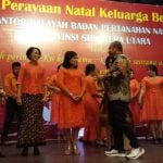 Kakanwil BPN Sumut Bambang Priono memberikan hadiah kepada pemenang paduan suara dalam acara perayaan Natal di lingkungan kerjanya, Jumat (13/12/2019).