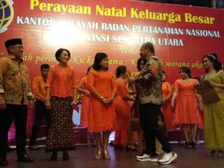 Kakanwil BPN Sumut Bambang Priono memberikan hadiah kepada pemenang paduan suara dalam acara perayaan Natal di lingkungan kerjanya, Jumat (13/12/2019).