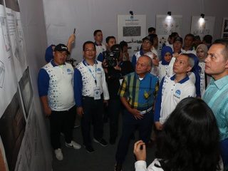 Wagubsu Musa Rajekshah meninjau galeri rencana pembangunan Museum Air di halaman PDAM Tirtanadi, Jalan SM Raja Medan.(kaldera/humas)