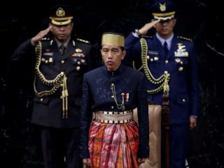 Kombes Johnny Eddizon Isir (kiri belakang), saat menjadi ajudan Presiden Joko Widodo. (kaldera/ist)