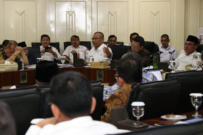 Plt Wali Kota Medan, Akhyar Nasution menghadiri reses Komisi II DPR dengan kepala daerah di Sumut di Kantor Gubsu, Jalan Pangeran Diponegoro Medan, Rabu (18/12/2019).