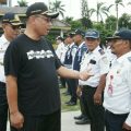 Plt Walikota Medan, Akhyar Nasution di dampingi Kadis Perhubungan Kota Medan, Iswar Lubis berdialog dengan salah satu personil yang bertugas dalam mengatur arus lalu lintas pada saat natal dan tahun baru di Lapangan Merdeka Medan, Sabtu (21/12/2019). (Foto :ist)