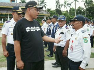 Plt Walikota Medan, Akhyar Nasution di dampingi Kadis Perhubungan Kota Medan, Iswar Lubis berdialog dengan salah satu personil yang bertugas dalam mengatur arus lalu lintas pada saat natal dan tahun baru di Lapangan Merdeka Medan, Sabtu (21/12/2019). (Foto :ist)