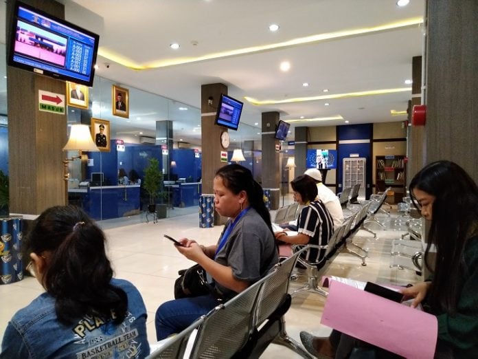 Suasana ruang tunggu pengurusan paspor di Kanim Kelas I Khusus TPI Medan.