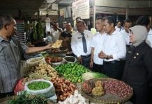 Tim Satgas Pangan Kota Medan berdialog dengan salah satu pedagang di Pusat Pasar terkait kenaikan harga kebutuhan pokok.