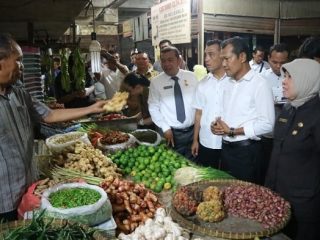 Tim Satgas Pangan Kota Medan berdialog dengan salah satu pedagang di Pusat Pasar terkait kenaikan harga kebutuhan pokok.