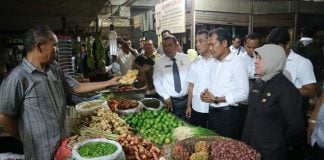 Tim Satgas Pangan Kota Medan berdialog dengan salah satu pedagang di Pusat Pasar terkait kenaikan harga kebutuhan pokok.