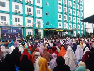 Ribuan warga memadati Kampus UMSU untuk menyaksikan gerhana matahari cincin, Kamis (26/12/2019)