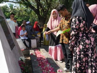 Masyarakat berziarah ke kuburan massal desa Siron, Kec. Ingin Jaya, Kabupaten Aceh Besar pada momentum Peringatan 15 Tahun Tsunami Aceh. (foto: fakhrurrazi)