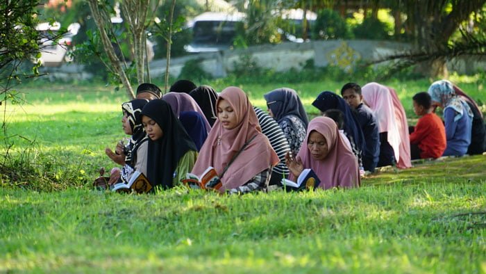 Masyarakat berziarah ke kuburan massal desa Siron, Kec. Ingin Jaya, Kabupaten Aceh Besar pada momentum Peringatan 15 Tahun Tsunami Aceh. (foto: fakhrurrazi)