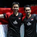 Pasangan The Daddies, Ahsan/Hendra, membentangkan Merah-Putih usai juara BWF Tour Finals 2019 di China, Minggu malam. (kaldera/trbn))