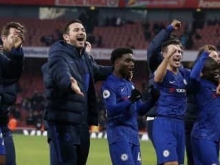 Frank Lampard bersama para pemain Chelsea seusai menang atas Arsenal pada pekan ke-20 Liga Inggris 2019-2020.(AFP/IAN KINGTON)