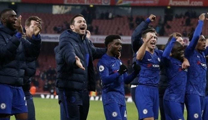 Frank Lampard bersama para pemain Chelsea seusai menang atas Arsenal pada pekan ke-20 Liga Inggris 2019-2020.(AFP/IAN KINGTON)