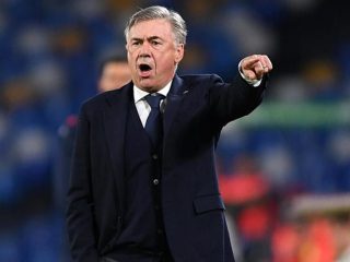 Carlo Ancelotti resmi menjadi pelatih Everton, usai dipecat Napoli. (kaldera/getty images)