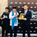 Gubsu Edy Rahmayadi menerima selempang dari Seyit Tumturk, Ketua Majelis Nasional Turkistas Timur, sebagai simbol persaudaraan.(kaldera/armin)