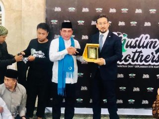 Gubsu Edy Rahmayadi menerima selempang dari Seyit Tumturk, Ketua Majelis Nasional Turkistas Timur, sebagai simbol persaudaraan.(kaldera/armin)