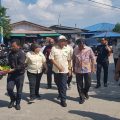 upati Sergai Soekirman dan Wakil Bupati Sergai Darma Wijaya saat berjalan di Belawan, Jumat (27/12/2019).