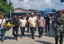 upati Sergai Soekirman dan Wakil Bupati Sergai Darma Wijaya saat berjalan di Belawan, Jumat (27/12/2019).