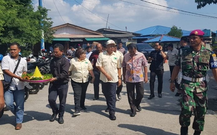upati Sergai Soekirman dan Wakil Bupati Sergai Darma Wijaya saat berjalan di Belawan, Jumat (27/12/2019).