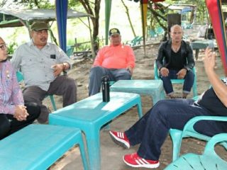 Plt Wali Kota Medan, Akhyar Nasution (baju hitam) saat memberikan arahan kepada Kadis Kebersihan dan Pertamanan Kota Medan, Muhammad Husni (pakai topi)serta Kadis Perumahan, Kawasan Pemukiman dan Penataan Ruang Kota Medan, Benni Iskandar (pakai batik) di kawasan Danau Griya Martubung, Jumat (27/12/2019). (Foto: ist)
