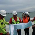 Sejumlah pegawai PT Pelindo 1 saat berada di Pelabuhan Kuala Tanjung belum lama ini. (kaldera/ist)