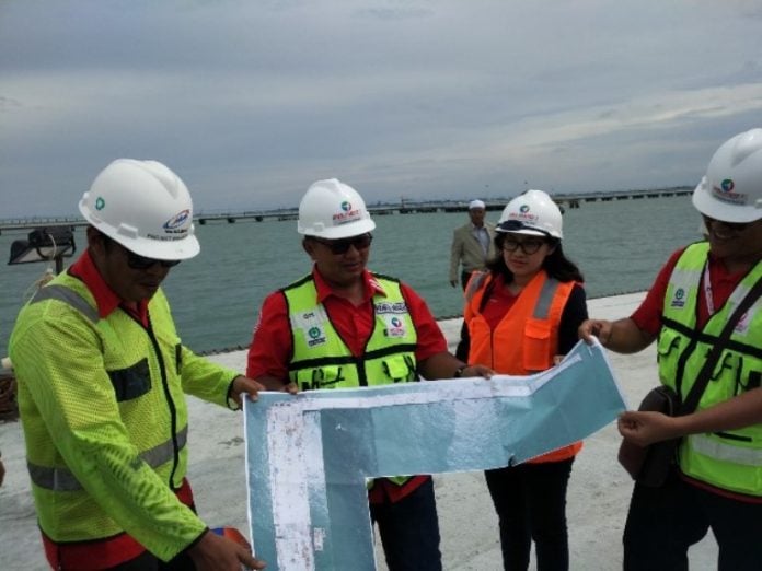 Sejumlah pegawai PT Pelindo 1 saat berada di Pelabuhan Kuala Tanjung belum lama ini. (kaldera/ist)