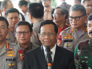 Irjen Pol Martuani Sormin (kedua dari kanan) saat mendampingi Kapolri Jenderal Idham Aziz dan Menkopolhukam Mahfud MD dan Panglima TNI belum lama ini. (kaldera/ist)