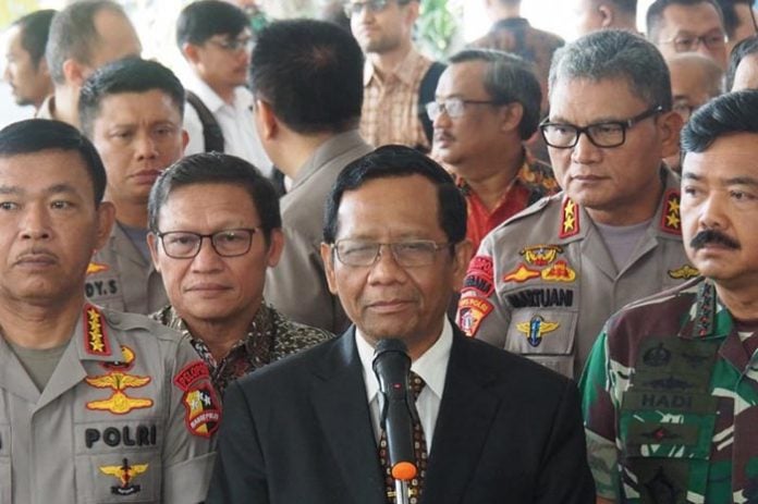 Irjen Pol Martuani Sormin (kedua dari kanan) saat mendampingi Kapolri Jenderal Idham Aziz dan Menkopolhukam Mahfud MD dan Panglima TNI belum lama ini. (kaldera/ist)