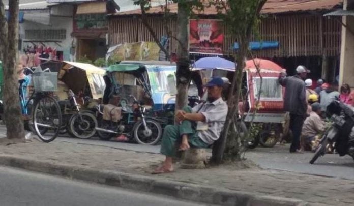 Sejumlah beca terlihat parkir di badan jalan kawasan Sukaramai, Jumat (27/12/2019)