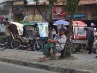 Sejumlah beca terlihat parkir di badan jalan kawasan Sukaramai, Jumat (27/12/2019)