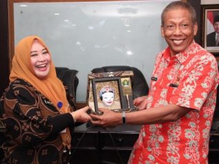 Qamarul Fattah (kanan) saat menerima kunjungan DPRD Tangerang Selatan, belum lama ini. (kaldera/ist)