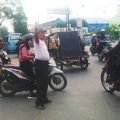Syarif saat mengatur lalu lintas di Persimpangan Komplek TVRI, Rabu (11/12/2019). (kaldera/finta rahyuni)
