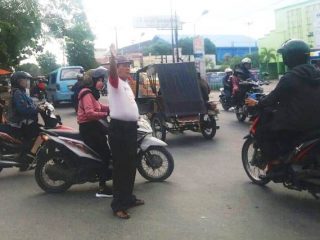 Syarif saat mengatur lalu lintas di Persimpangan Komplek TVRI, Rabu (11/12/2019). (kaldera/finta rahyuni)