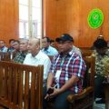 Plt Wali Kota Medan, Akhyar Nasution (pakai topi) duduk di sebelah Walikota Medan Nonaktif Dzulmi Eldin di ruang sidang PN Medan, Kamis (9/1/2020) (kaldera/finta)
