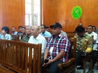 Plt Wali Kota Medan, Akhyar Nasution (pakai topi) duduk di sebelah Walikota Medan Nonaktif Dzulmi Eldin di ruang sidang PN Medan, Kamis (9/1/2020) (kaldera/finta)