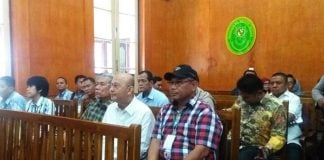Plt Wali Kota Medan, Akhyar Nasution (pakai topi) duduk di sebelah Walikota Medan Nonaktif Dzulmi Eldin di ruang sidang PN Medan, Kamis (9/1/2020) (kaldera/finta)
