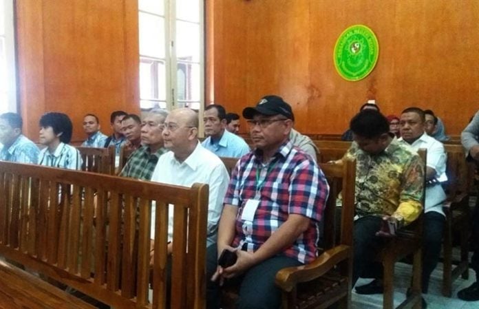 Plt Wali Kota Medan, Akhyar Nasution (pakai topi) duduk di sebelah Walikota Medan Nonaktif Dzulmi Eldin di ruang sidang PN Medan, Kamis (9/1/2020) (kaldera/finta)
