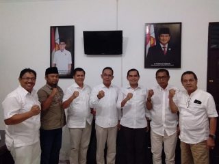 Gus Irawan Pasaribu didampingi pengurus berfoto dengan Balon Walikota Medan Ihwan Ritonga.