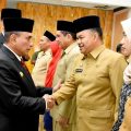 Gubsu menyalami salah Ichsan Lubis, Kabid SMA Dinas Pendidikan Sumut, yang ikut dilantik kemarin.