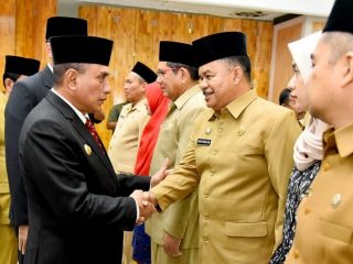 Gubsu menyalami salah Ichsan Lubis, Kabid SMA Dinas Pendidikan Sumut, yang ikut dilantik kemarin.